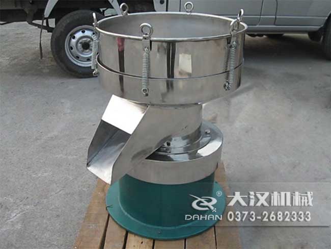 涂料振動(dòng)篩由：框體，振動(dòng)斗，出料口，振動(dòng)電機(jī)底座等部件組成