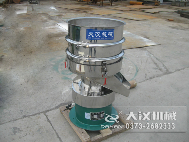 涂料過(guò)濾振動(dòng)篩：利用振動(dòng)電機(jī)的振動(dòng)力帶動(dòng)物料在篩網(wǎng)上進(jìn)行篩分，從而利用篩網(wǎng)孔徑的大小不同，完成涂料的分級(jí)，除雜等篩分目的。