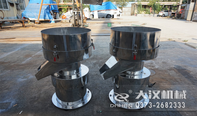 不銹鋼涂料振動(dòng)篩是一種比較受用戶歡迎的產(chǎn)品之一，主要優(yōu)勢(shì)耐酸堿，不生銹，使用壽命長(zhǎng)。