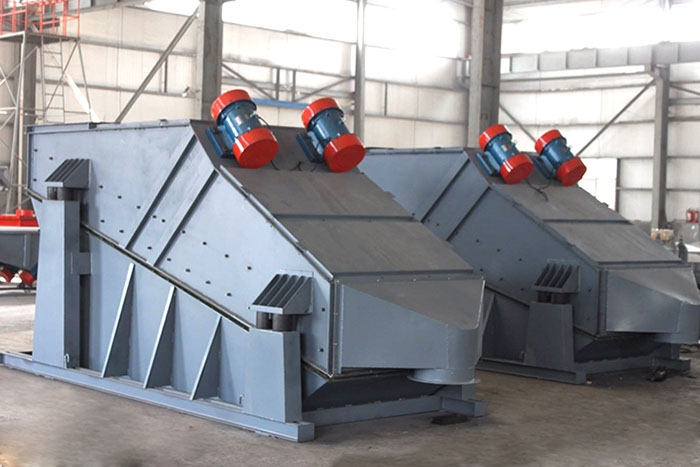 ZSG礦用振動(dòng)篩采用雙電機(jī)振動(dòng)，電機(jī)位置安裝在頂部，便于更好的傳遞振動(dòng)力。