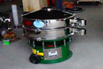 800型單層三次元振動(dòng)篩，產(chǎn)量可達(dá)800kg/h。