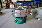 1200型三次元振動(dòng)篩，產(chǎn)量可達(dá)2100kg/h。